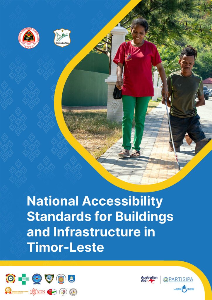 Couverture bleur et jaune des standards d'accessibilité du Timor oriental. On y voit la photo d'un homme et d'une femme handicapés.